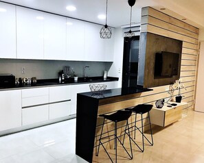 Jääkaappi, mikroaaltouuni, uuni, liesi