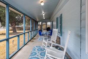 Outdoor dining - Adorable Beach Home on Quiet Street / Short 1 Block Walk to Beach / Screen Porch! (Isle Of Palms)