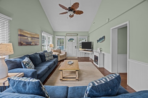Adorable Beach Home on Quiet Street / Short 1 Block Walk to Beach / Screen Porch!