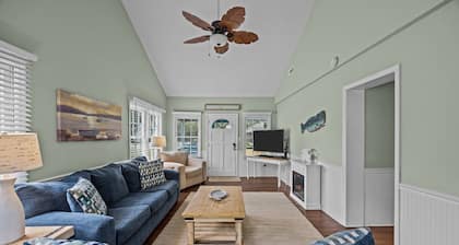 Adorable Beach Home on Quiet Street / Short 1 Block Walk to Beach / Screen Porch!