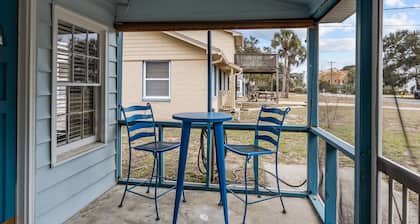 Adorable Beach Home on Quiet Street / Short 1 Block Walk to Beach / Screen Porch!