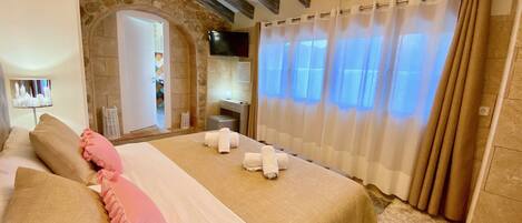 7 bedrooms, in-room safe, iron/ironing board, WiFi