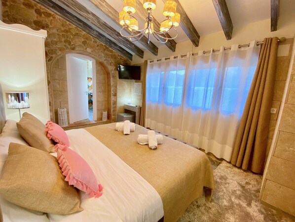 7 slaapkamers, een kluis op de kamer, een strijkplank/strijkijzer, wifi