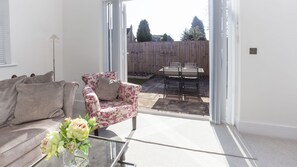 Smart TV, stereo - White House Luxury Apartments- Apartment C (York)