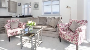 Smart TV, stereo - White House Luxury Apartments- Apartment C (York)