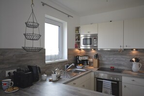 Kühlschrank, Mikrowelle, Ofen, Geschirrspüler