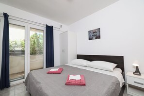 3 bedrooms, in-room safe, iron/ironing board, WiFi