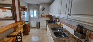 Een koelkast, een microgolfoven, een oven, een vaatwasser
