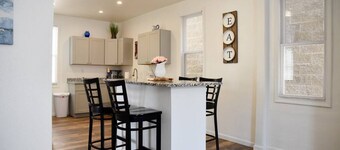 Stunning Apartment Near Downtown North Shore & More