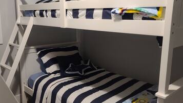 5 bedrooms, iron/ironing board, free WiFi, bed sheets