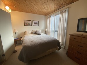 2 bedrooms, travel cot, WiFi, bed sheets