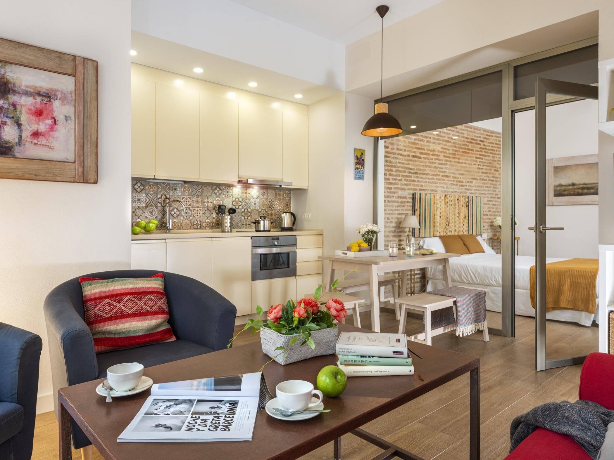 Un apartamento moderno con cocina, comedor y sala de estar.