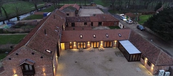 Kestrel Barn, Sleeps 10+2 (5 Bedrooms)