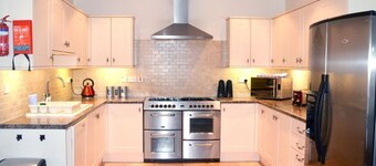 Kestrel Barn, Sleeps 10+2 (5 Bedrooms)