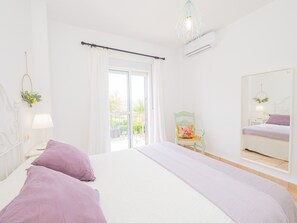 3 slaapkamers, een strijkplank/strijkijzer, gratis wifi, beddengoed