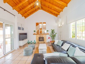 TV, fireplace - Cubo's Villa La Quinta / private pool / air conditioning / BBQ / free Wi-Fi (Alhaurín el Grande)