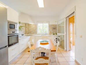Fridge, microwave, oven, dishwasher - Cubo's Villa La Quinta / private pool / air conditioning / BBQ / free Wi-Fi (Alhaurín el Grande)
