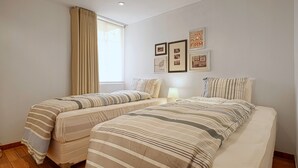 A bedroom with two beds, a window with curtains, and wall-mounted pictures. - ❤️Lima AIRPORT❤️ 4 min AWAY I 3 BDR I Smartlocks (Callao)