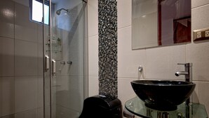 A modern bathroom with a glass shower enclosure, a black vessel sink on a glass pedestal, and a mosaic tile accent wall. - ❤️Lima AIRPORT❤️ 4 min AWAY I 3 BDR I Smartlocks (Callao)