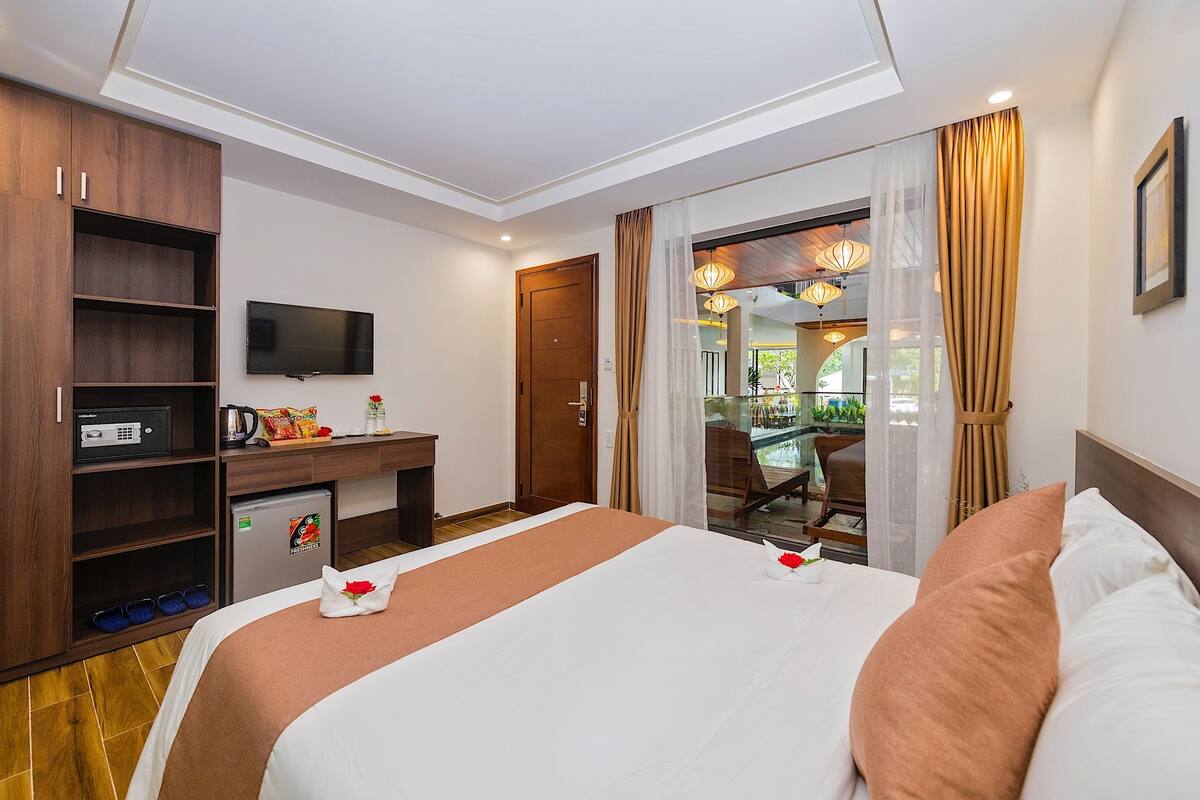 Deluxe Balcony With Courtyard View | Minibar, két bảo mật tại phòng, bàn
