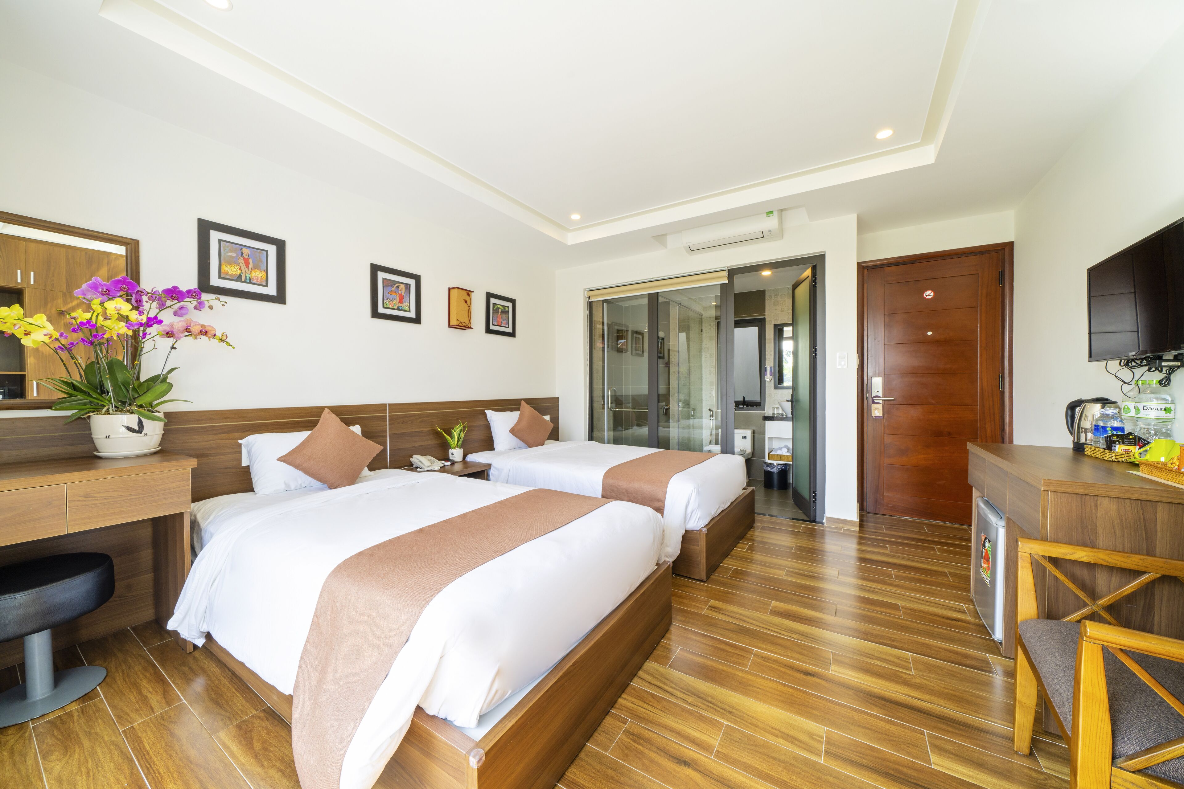 deluxe room, balcony, city view | minibar, in-room safe, desk, laptop workspace