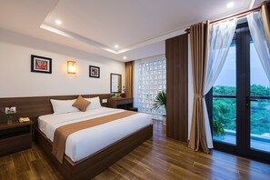 Deluxe-huone, parveke, kaupunkinäköala | Minibaari, tallelokero huoneessa, työpöytä