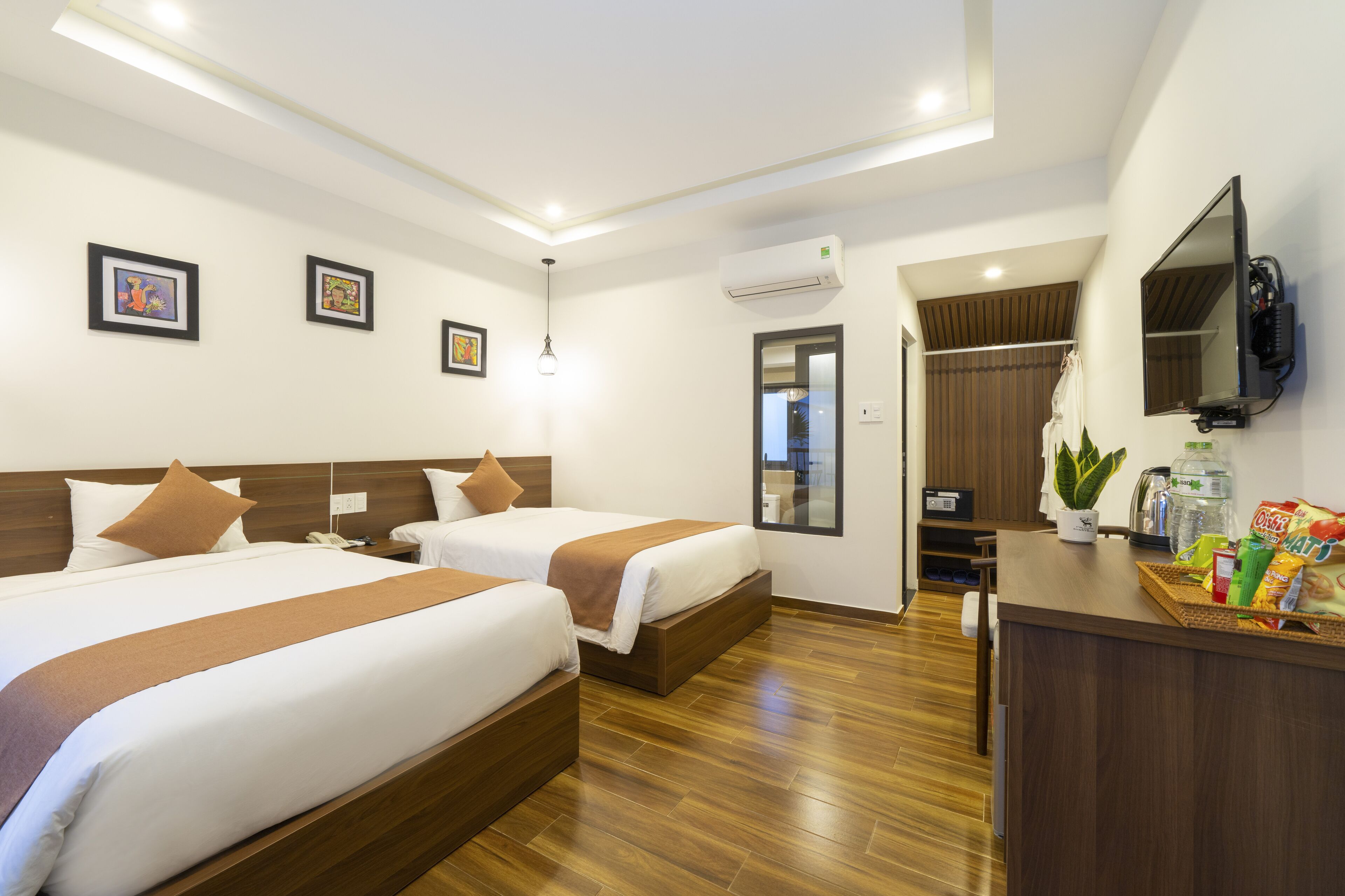 deluxe balcony with courtyard view | minibar, in-room safe, desk, laptop workspace