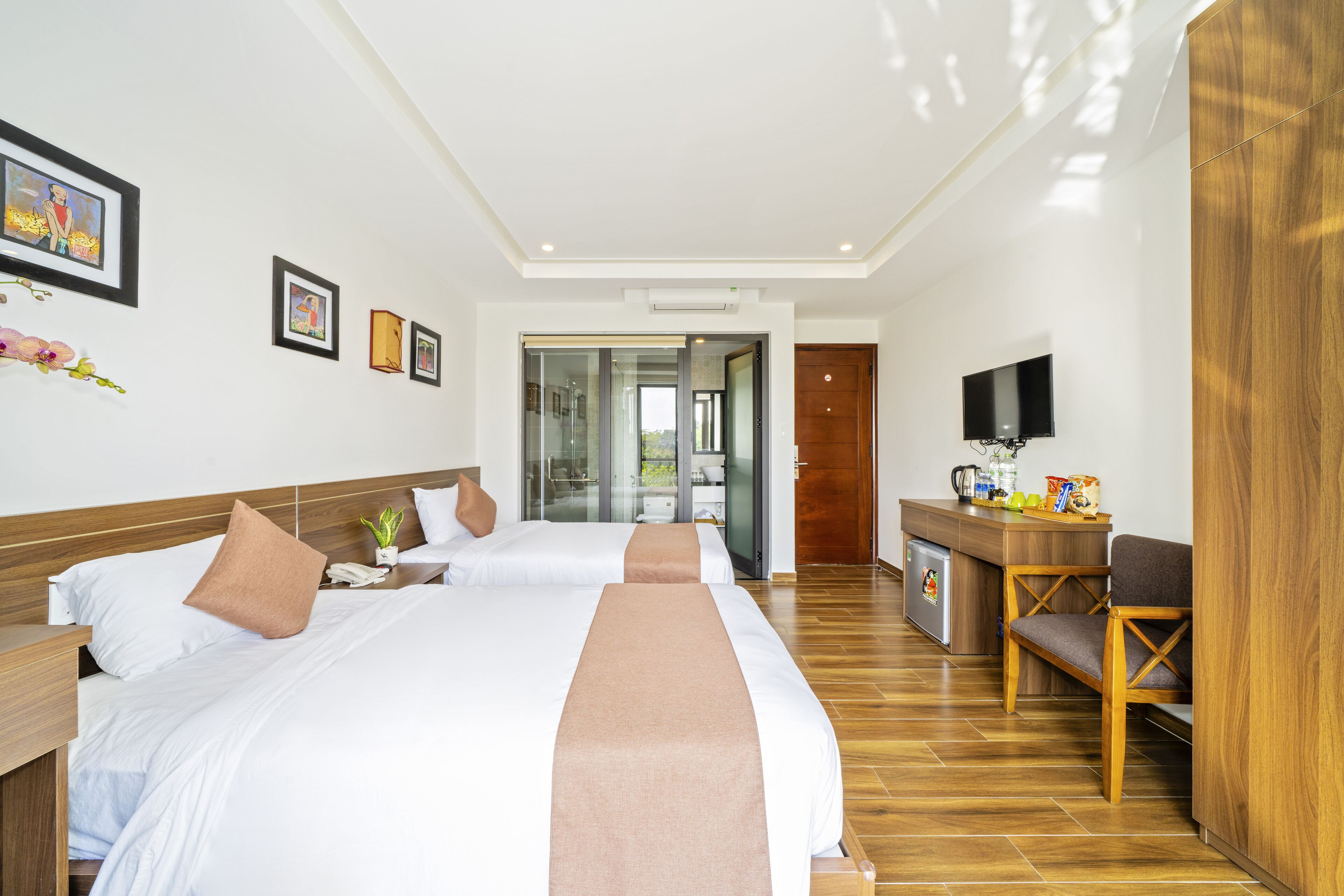 deluxe room, balcony, city view | minibar, in-room safe, desk, laptop workspace