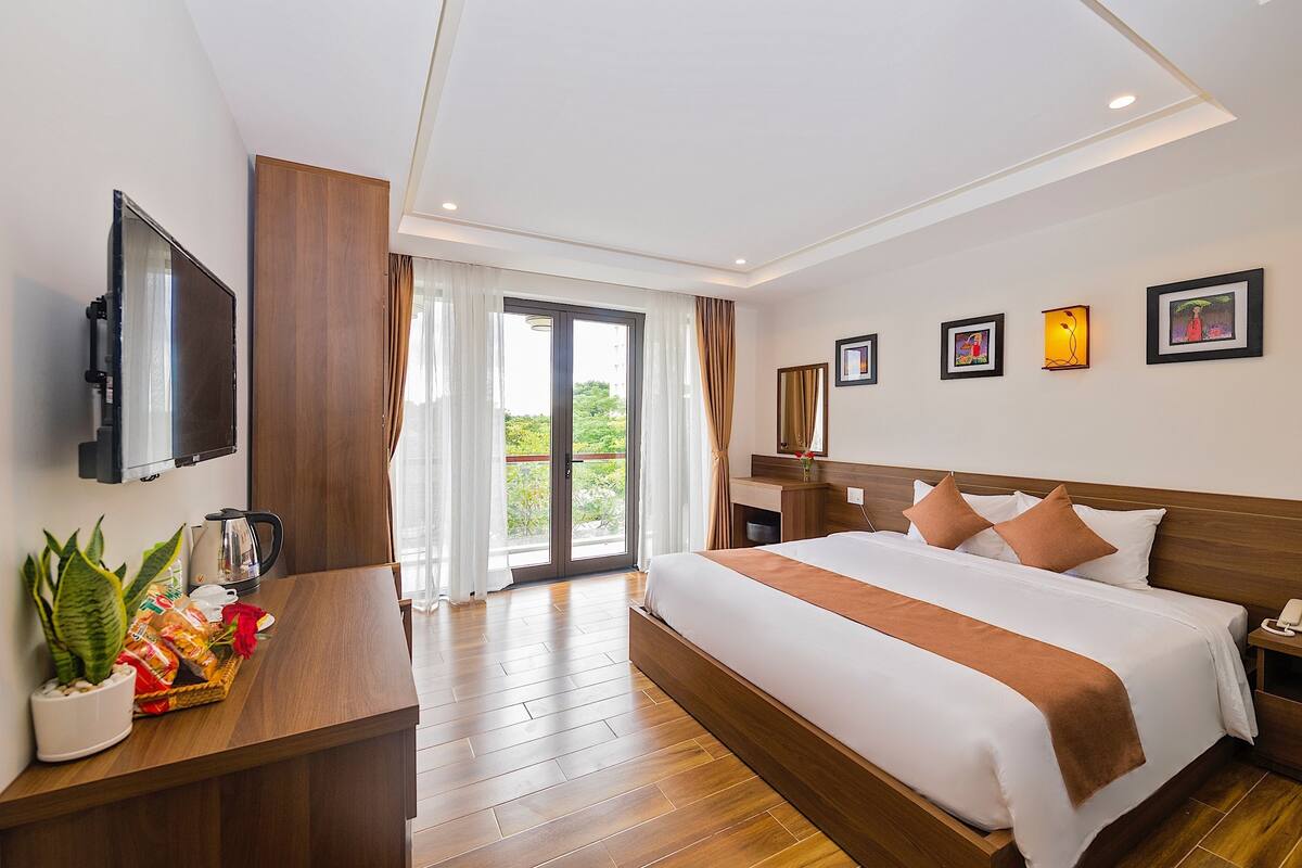 Phòng Deluxe, ban công, quang cảnh thành phố | Minibar, két bảo mật tại phòng, bàn
