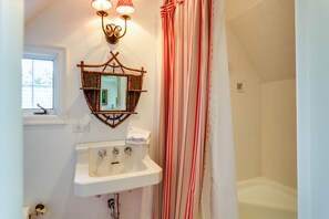 Douche, séchoir à cheveux, serviettes fournies