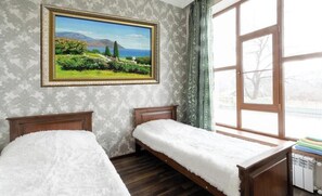 4 bedrooms, iron/ironing board, WiFi, bed sheets