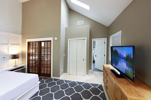 1 bedroom, desk, iron/ironing board, WiFi - The Loft - Where Tranquility Meets Comfort (Columbus)