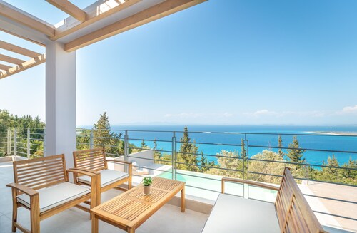 Ionion Theasis Villa, endless sea view, private pool & Jacuzzi