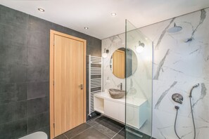 Douche, sèche-cheveux, serviettes fournies