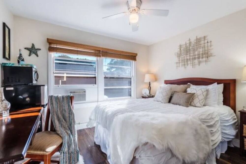 The Coastal Nest ★ Private space, near everything!