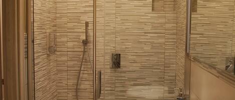 淋浴设施、吹风机、坐浴桶、毛巾