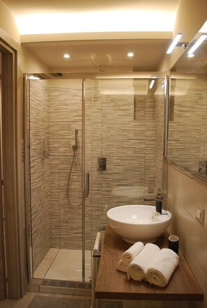 Shower, hair dryer, bidet, towels - The 3 principles, new apartment, in the center of Catania (Catania)