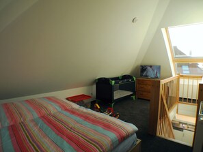 2 bedrooms, travel cot, WiFi