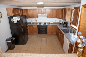 Fridge, microwave, stovetop, dishwasher