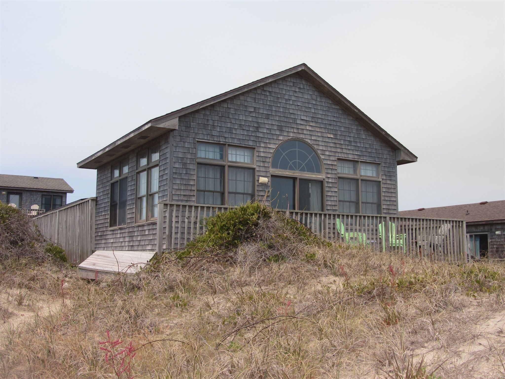 Come and stay at Chez Toni and enjoy relaxing on the deck while listening to the surf!