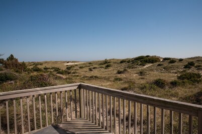 Come and stay at Chez Toni and enjoy relaxing on the deck while listening to the surf!