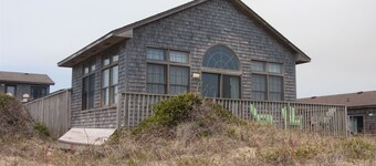 Come and stay at Chez Toni and enjoy relaxing on the deck while listening to the surf!