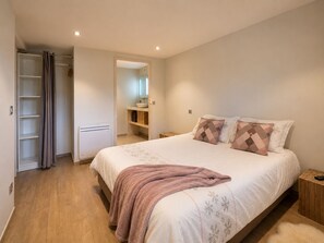 4 bedrooms, WiFi (free)