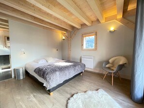 4 bedrooms, WiFi - Luxury chalet for 10 with sauna in village center, WiFi included (Notre-Dame-de-Bellecombe)