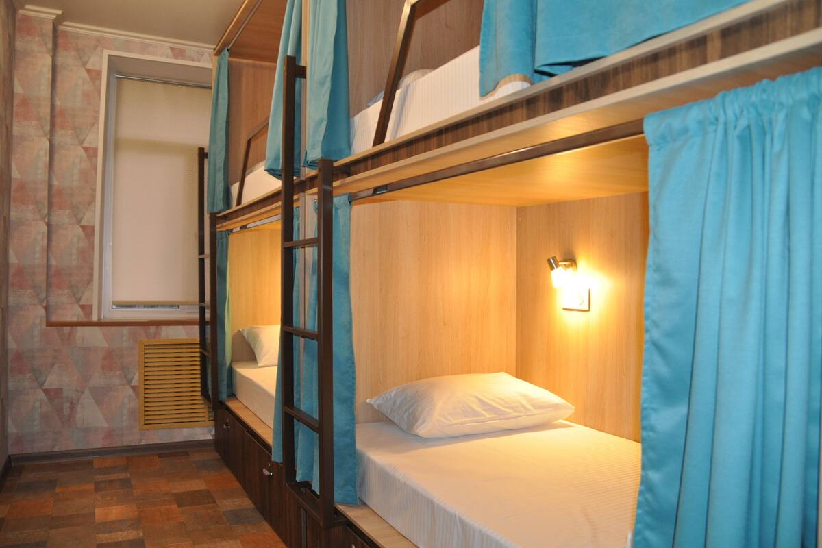 Slaapzaal, alleen voor mannen, gedeelde badkamer (4 Beds #7) | Lakens van Egyptisch katoen, luxe beddengoed, geluiddichte muren