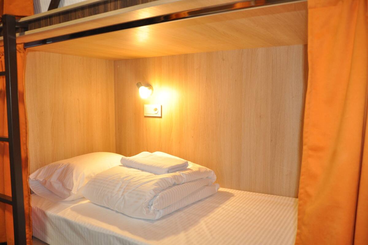 Slaapzaal, alleen voor mannen, gedeelde badkamer (6 Beds #4) | Lakens van Egyptisch katoen, luxe beddengoed, geluiddichte muren