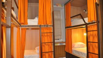 Slaapzaal, alleen voor mannen, gedeelde badkamer (6 Beds #4) | Lakens van Egyptisch katoen, luxe beddengoed, geluiddichte muren