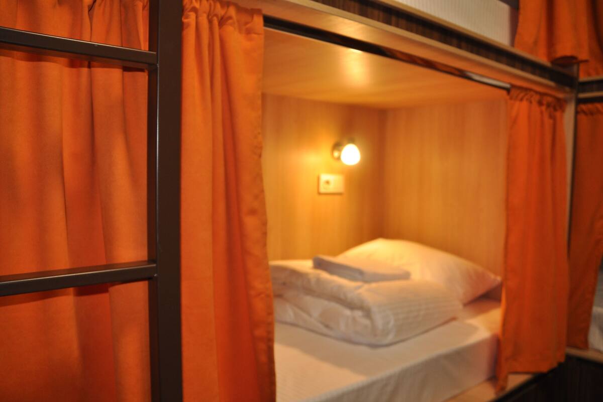 Slaapzaal, alleen voor mannen, gedeelde badkamer (10 Beds) | Lakens van Egyptisch katoen, luxe beddengoed, geluiddichte muren