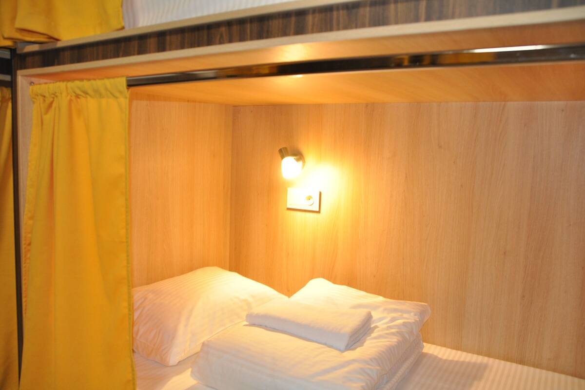 Slaapzaal, gemengde slaapzaal, gedeelde badkamer (10 Beds #3) | Lakens van Egyptisch katoen, luxe beddengoed, geluiddichte muren