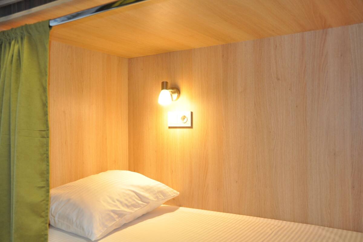 Slaapzaal, alleen voor mannen, gedeelde badkamer (4 Beds #1) | Lakens van Egyptisch katoen, luxe beddengoed, geluiddichte muren